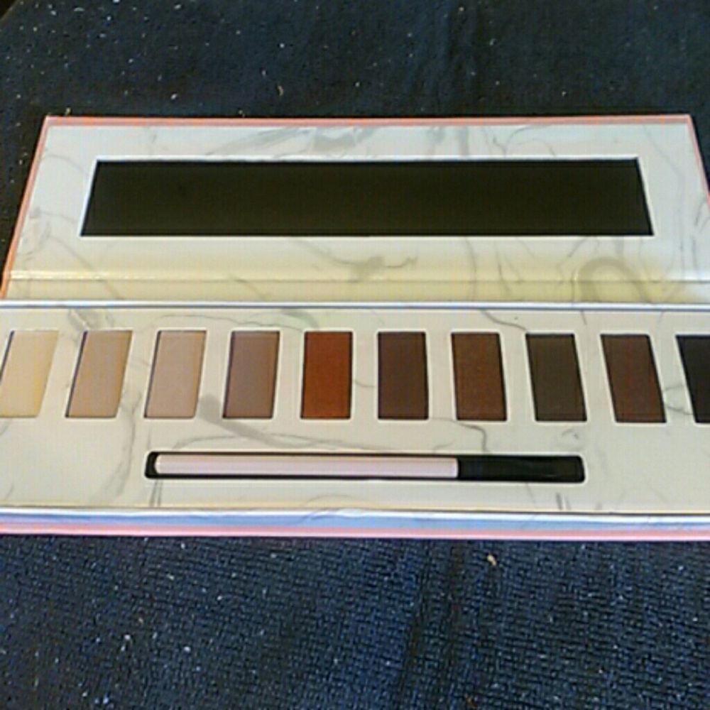 Blush eye shadow pallet